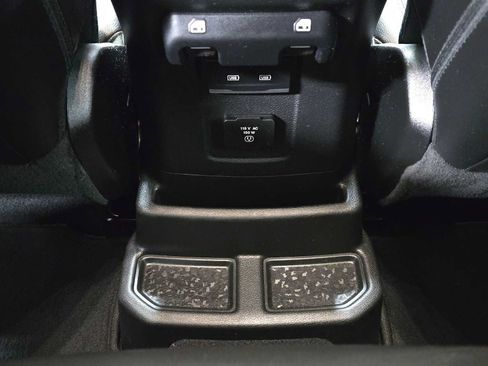 Used 2022 Jeep Wrangler Unlimited Sahara AWD/4WD image 19