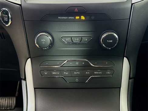 Used 2019 Ford Edge SEL image 8