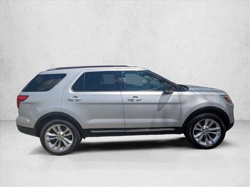 Used 2018 Ford Explorer XLT w/ Equipment Group 202A FWD image 4