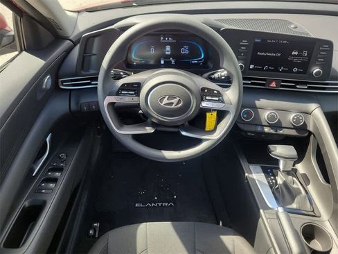 New 2025 Hyundai Elantra SE image 15