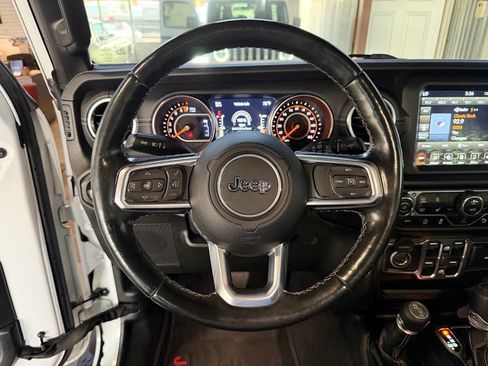 Used 2019 Jeep Wrangler Unlimited Sahara w/ Uconnect 4C Nav & Sound Group AWD/4WD image 17