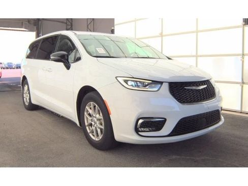 Used 2025 Chrysler Pacifica Select FWD image 2