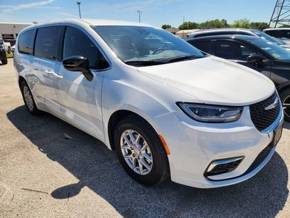 Used 2025 Chrysler Pacifica Select