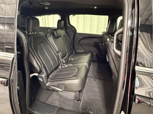 Used 2025 Chrysler Pacifica Select w/ Uconnect Theater Family Group FWD image 8