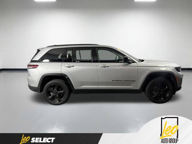 Used 2023 Jeep Grand Cherokee Altitude RWD image 5