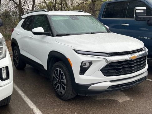 Used 2025 Chevrolet TrailBlazer LT image 2