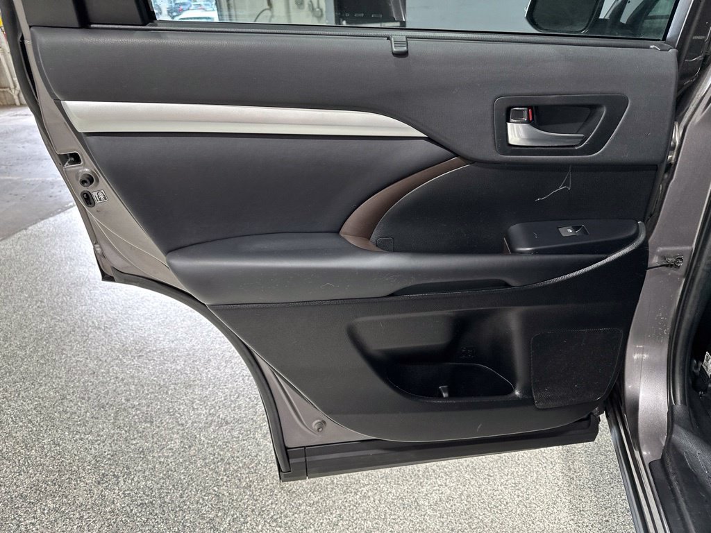 Used 2019 Toyota Highlander XLE AWD/4WD image 15
