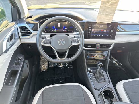 Certified 2025 Volkswagen Taos SE w/ Panoramic Sunroof Package FWD image 8