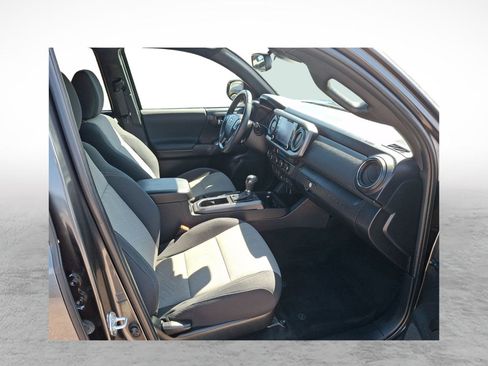 Used 2022 Toyota Tacoma TRD Off-Road AWD/4WD image 11