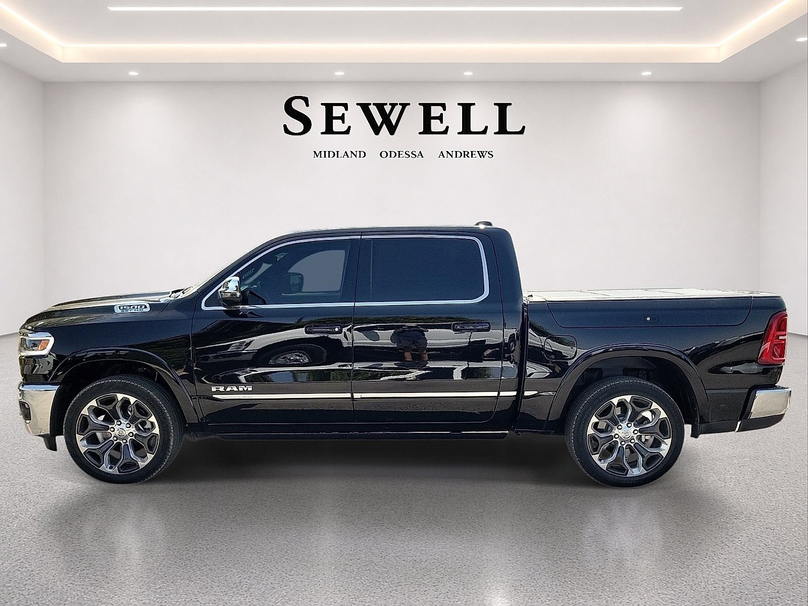 Used 2025 RAM 1500 Limited AWD/4WD image 2
