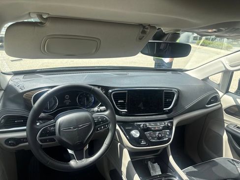 Used 2023 Chrysler Pacifica Limited FWD image 5