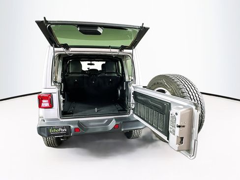 Used 2018 Jeep Wrangler Unlimited Sahara image 27