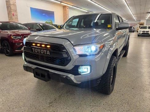 Used 2019 Toyota Tacoma SR5 RWD image 2