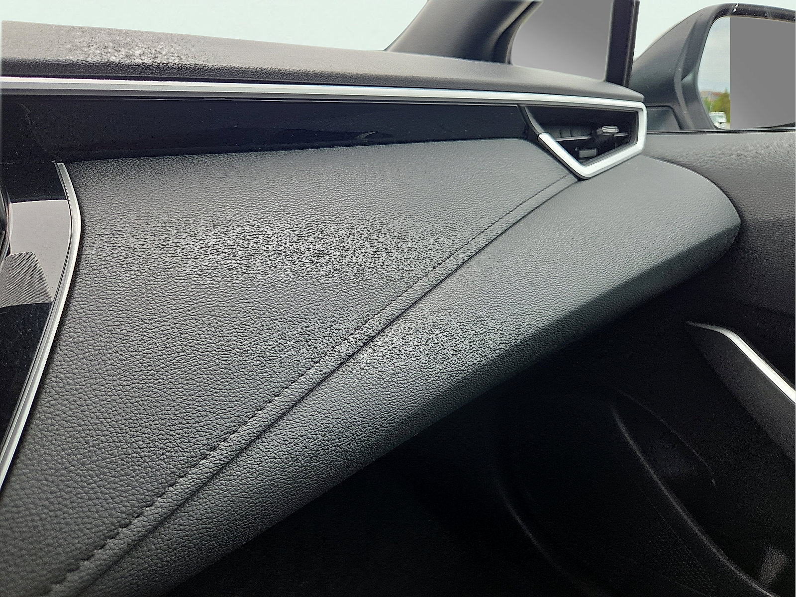 Used 2025 Toyota Corolla SE FWD image 21