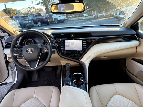 Used 2019 Toyota Camry Hybrid image 4