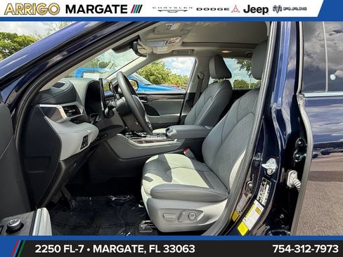 Used 2024 Toyota Highlander Platinum FWD image 9