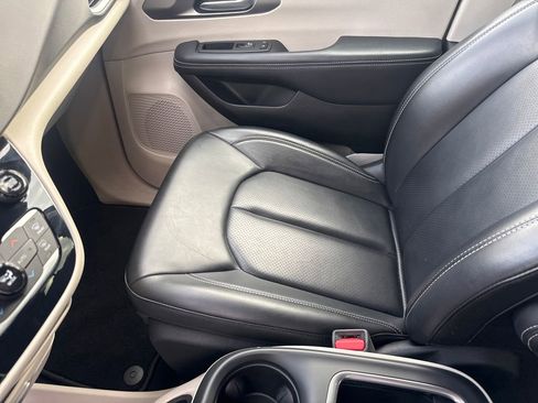 Used 2023 Chrysler Pacifica Touring-L FWD image 23