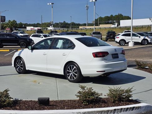 Used 2016 Volkswagen Jetta SE FWD image 4
