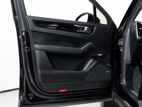 Used 2021 Porsche Cayenne Coupe image 22