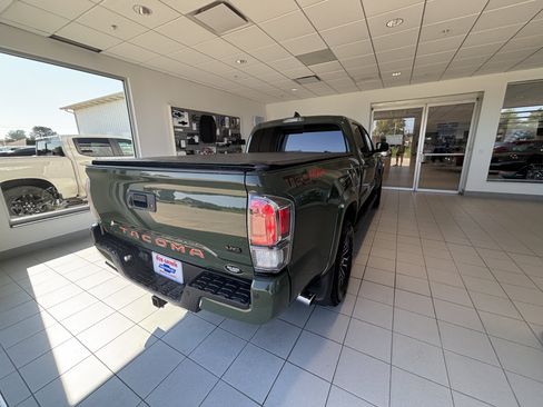 Used 2022 Toyota Tacoma TRD Sport w/ Technology Package AWD/4WD image 5