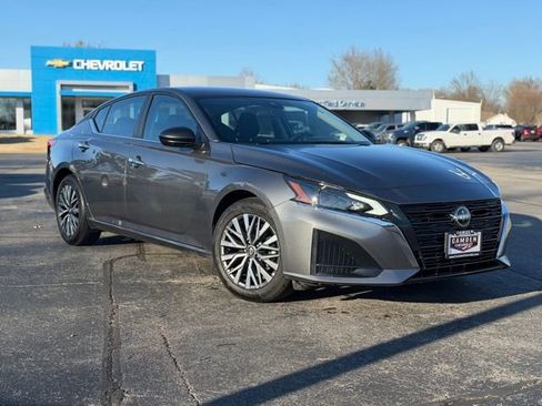 Used 2025 Nissan Altima 2.5 SV image 2