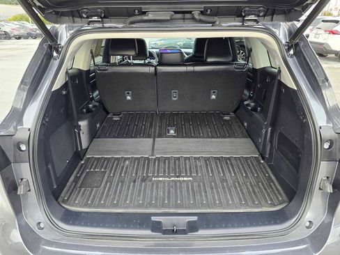 Used 2023 Toyota Highlander Limited image 17