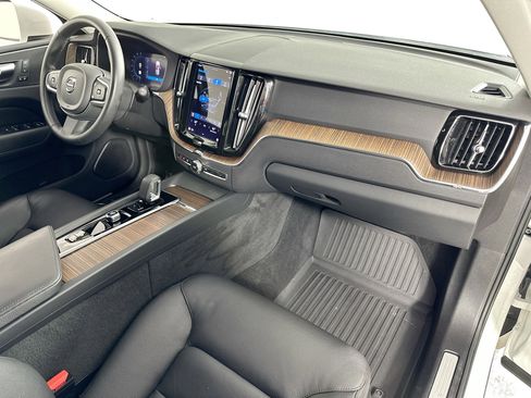 Used 2022 Volvo XC60 B5 Momentum w/ Protection Package Premier image 27