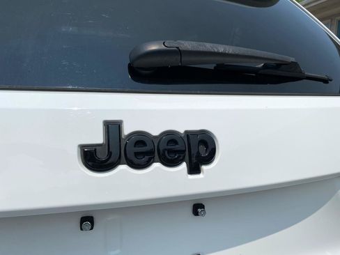 Used 2015 Jeep Grand Cherokee Altitude AWD/4WD image 23