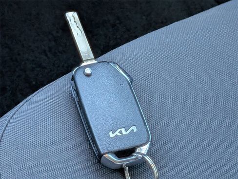 Used 2024 Kia Niro LX image 32