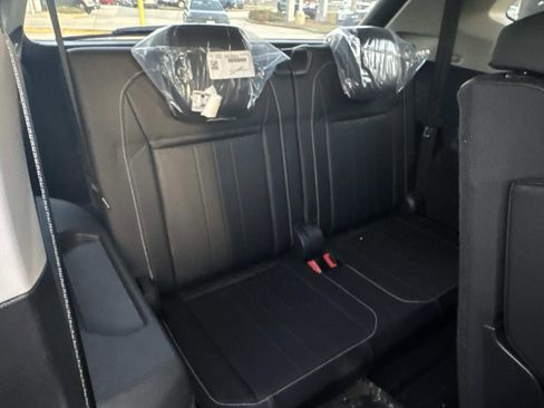 Used 2023 Volkswagen Tiguan SE image 9