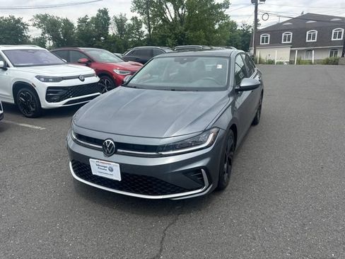 Used 2025 Volkswagen Jetta SE w/ Sunroof Package FWD image 1