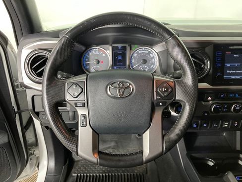 Used 2016 Toyota Tacoma Limited w/ Towing Package image 15