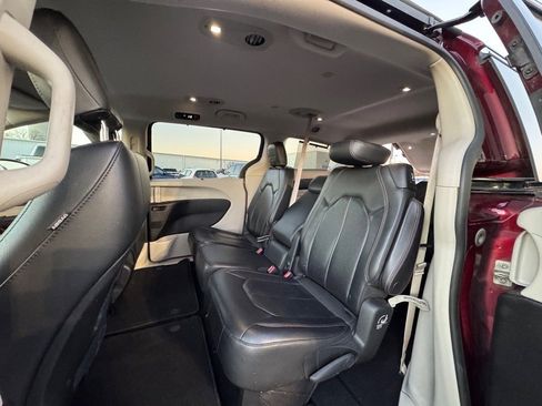 Used 2018 Chrysler Pacifica Touring-L image 11