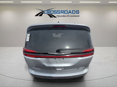 Used 2024 Chrysler Pacifica Select
