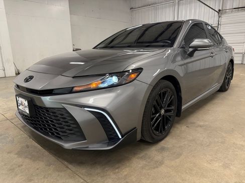 Used 2025 Toyota Camry SE w/ Convenience Package FWD image 2