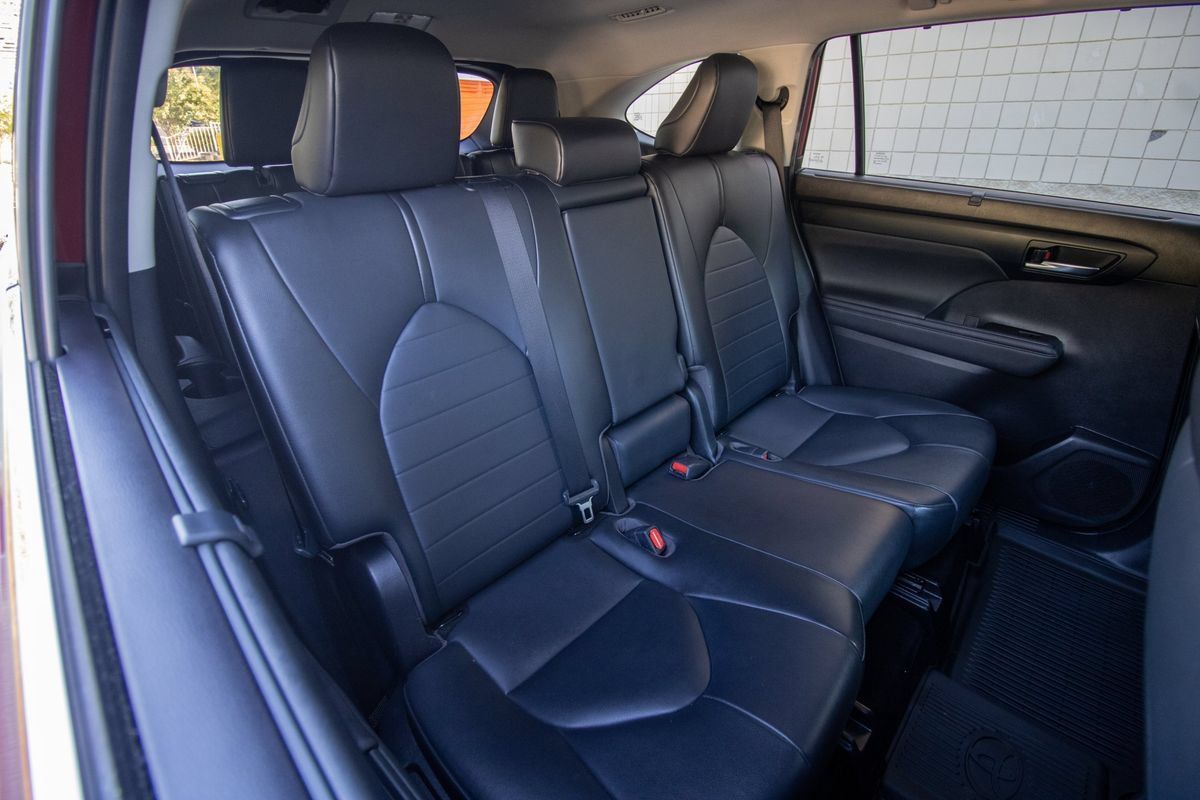 Used 2020 Toyota Highlander XLE FWD image 21