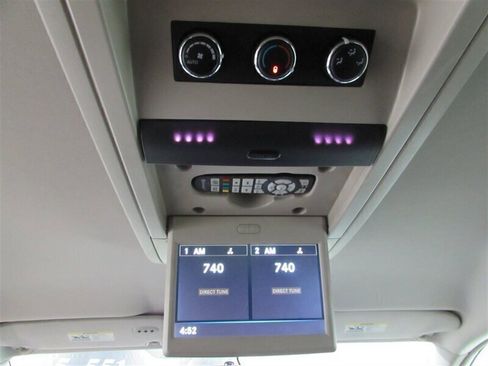 Used 2014 Chrysler Town & Country Touring image 26