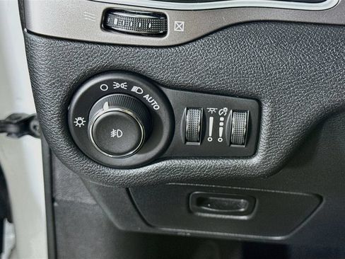 Used 2019 Jeep Cherokee Latitude Plus w/ Cold Weather Group AWD/4WD image 18