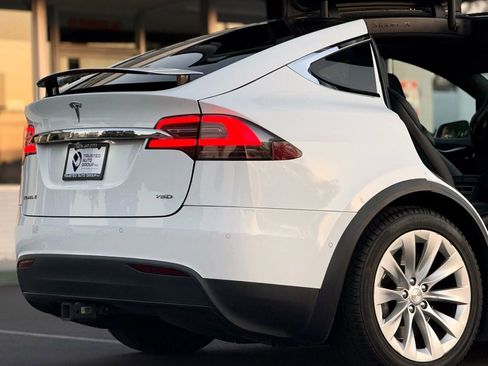 Used 2016 Tesla Model X 75D image 9