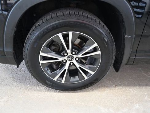 Used 2016 Toyota Highlander XLE w/ Four Season Floor Mat Package image 33