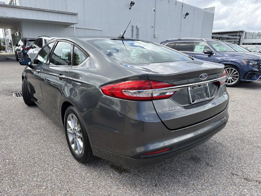 Used 2017 Ford Fusion SE w/ Fusion SE Technology Package FWD image 5