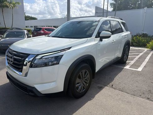 Certified 2024 Nissan Pathfinder SV FWD image 3