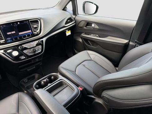 New 2027 Chrysler Pacifica Select FWD image 24