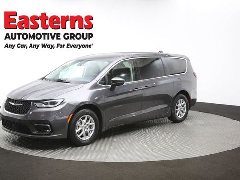 Used 2023 Chrysler Pacifica Touring-L image 57