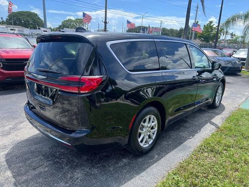 Used 2024 Chrysler Pacifica Touring-L FWD image 5