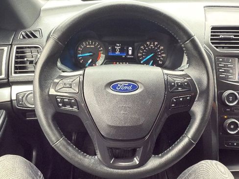 Used 2017 Ford Explorer XLT image 10
