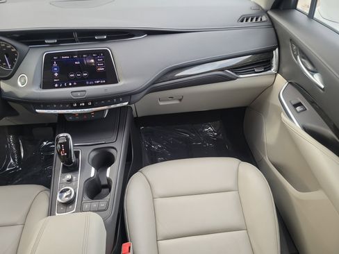 Used 2020 Cadillac XT4 Premium Luxury w/ Enhanced Visibility Package image 17