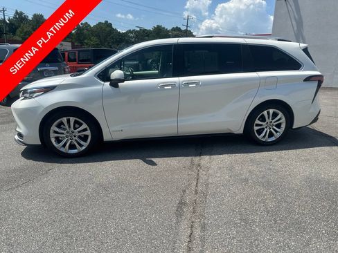 Used 2021 Toyota Sienna Platinum FWD image 4