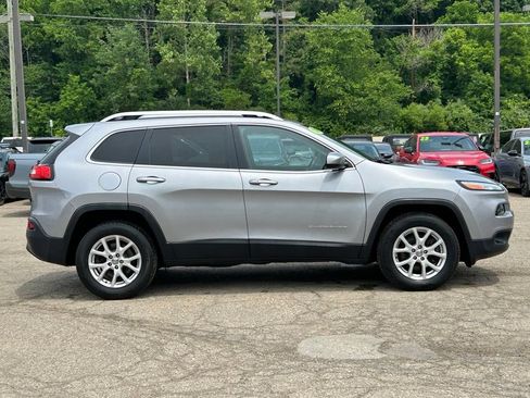 Used 2018 Jeep Cherokee Latitude Plus AWD/4WD image 3