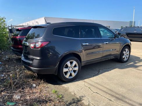 Used 2016 Chevrolet Traverse LT w/ Style and Technology Package FWD image 3